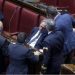 VIDEO/ Deputetit i bie të fikët në parlament –