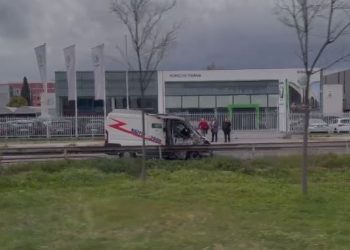 Përfshihet nga flakët makina që transporton para –