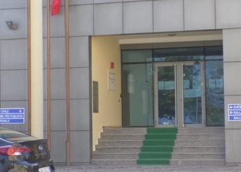 E padëgjuar, gjyqtarja e shkarkuar 22 vjet më parë kërkon… –
