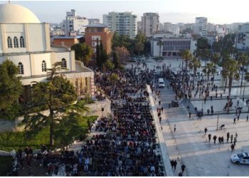 Falet namazi në të gjithë vendin, mesazhe paqeje dhe dashurie –