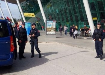 Grabitje dhe drogë, ekstradohen 3 shqiptarë nga Greqia e Italia –