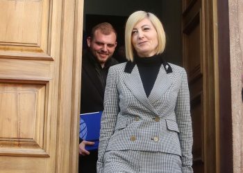 ‘Kokona e Ramës’, avokate e kompanisë greke kundër Shqipërisë –