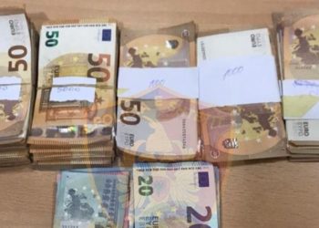 U kap me mbi 15 mijë euro të padeklaruara, në pranga 30 vjeçari –