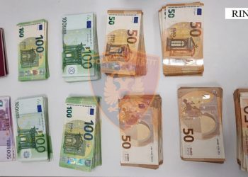Sekuestrohen mbi 47 mijë euro në Rinas, procedohen dy shtetas turq –