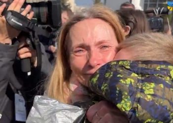 Nga Rusia kthehen 31 fëmijë ukrainas, lot gëzimi gjatë ribashkimit –