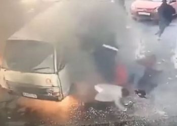 VIDEO/ Furgoni merr flakë, pasagjerët dalin nga dritaret –