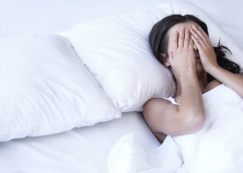 A e dini pse kemi probleme me gjumin? Faji qëndron te ky zakon –