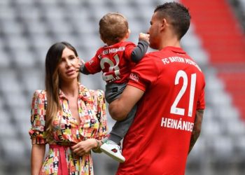 ‘Boll luajte me dy porta’, gruaja i nxjerr të palarat futbollistit –