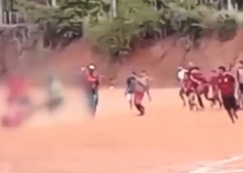 VIDEO/ Arbitri godet me thikë futbollistin –