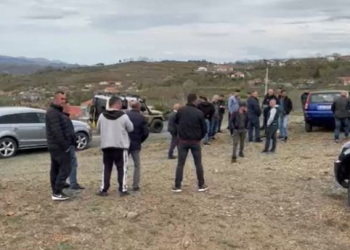 Banorët e Kaçinarit protestojnë kundër ndërtimit të HEC-eve –