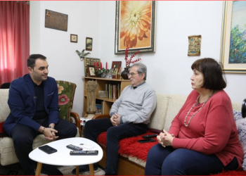 ‘Derë më derë’, Këlliçi u shpjegon pensionistëve projektet e tij –