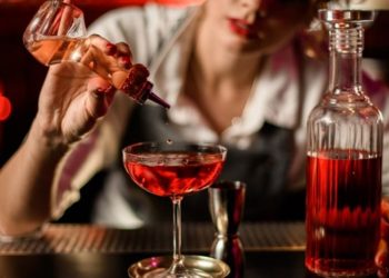 Bënte kokteje me gjakun e saj, pushohet kamarierja në Japoni –