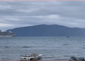 Kroçera nuk ankorohet dot në Vlorë, turistët zbresin me barka –