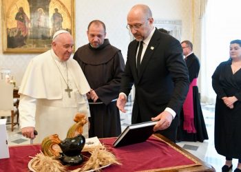 Kryeministri i Ukrainës fton Papa Françeskun të vizitojë Kievin –