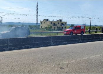 Makina përfshihet nga flakët, shpëton familja me vajzën e vogël –