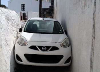 Turistit iu bllokua makina në një rrugicë në Greqi –