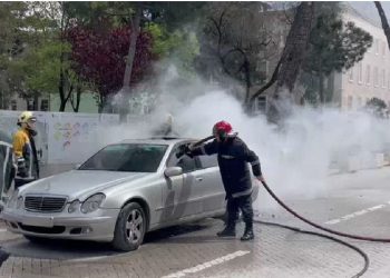 Makina përfshihet nga flakët para Kryeministrisë –