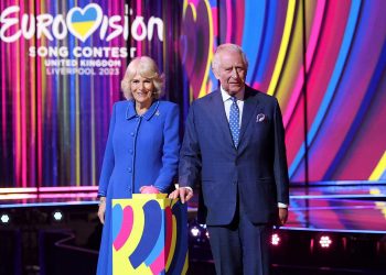 VIDEO/ Mbreti Charles dhe Camilla zbulojnë skenën e Eurovision –