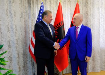 Takimi me Escobar, Meta: E rëndësishme, rikthimi i demokracisë