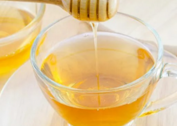 Mjaltë me ujë të ngrohtë për mëngjes, përfitime shëndetësore –