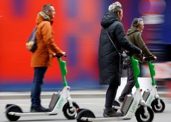 Parisi ndalon monopatinat elektrike, rrezik për sigurinë në rrugë –