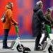 Parisi ndalon monopatinat elektrike, rrezik për sigurinë në rrugë –