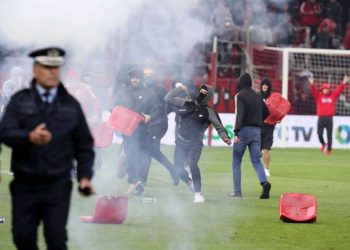 Derbi kthehet në skenë dhune, huliganët bëjnë kërdinë –