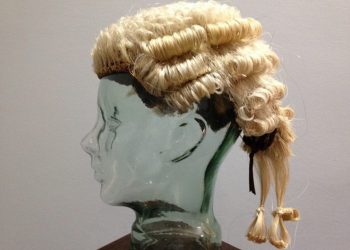 Pse gjyqtarët dhe avokatët mbanin paruke në kohët e lashta? –