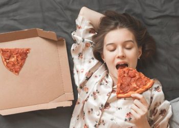 5 gabimet ushqimore që po bëni para gjumit –