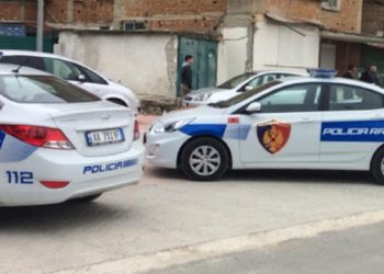 Kërcënon me armë punonjësit që shtronin rrugën, arrestohet –