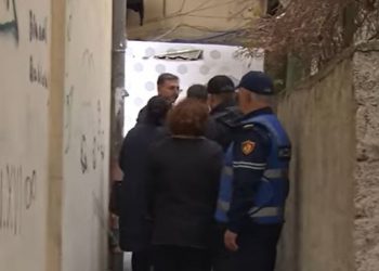 Banorët tentojnë të hyjnë në godinë, përplasen me policinë –