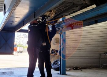 Fshehu dy pako kanabisi në makinë, arrestohet 20-vjeçari –