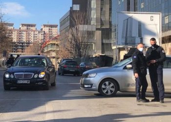 Përplas me makinë gruan, del dhe e sulmon fizikisht –