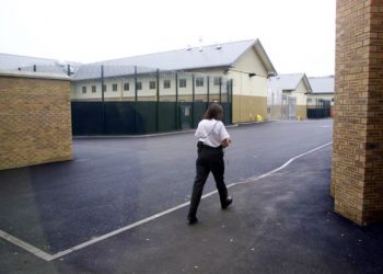 Britani, 7 shqiptarë arratisen nga qendra e emigracionit –