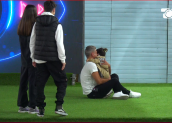 Qetsori surprizohet nga tre fëmijët e tij, përlotet –