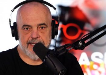 Pasi i zgjidhi hallet e shqiptarëve, Rama bëhet edhe ‘gazetar’ –