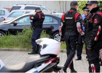 VIDEO/Ja si babë e bir rrahën 32-vjeçarin pas përplasjes së mjeteve –