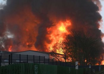 Shpërthim në fabrikë, zjarri “pushton” Hamburgun –