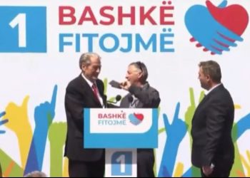 VIDEO/ Socialisti i dorëzon Berishës teserën e PS-së në Fushë Arrës –