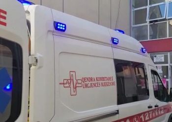 Po kalonte te vijat e bardha, makina përplas 14-vjeçaren në Elbasan –