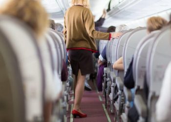 Stjuardesa tregon këpucët që nuk duhet të vishni në avion –