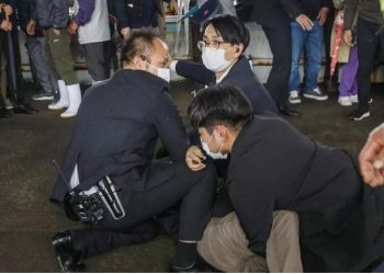 Sulmohet me bombë tymuese kryeministri japonez –