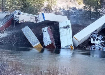 Montana, del nga binarët treni me 25 vagonë me birra –