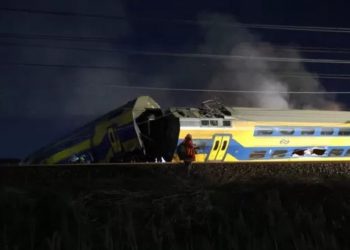 VIDEO/ Treni del nga shinat, 1 viktimë dhe dhjetëra të plagosur –