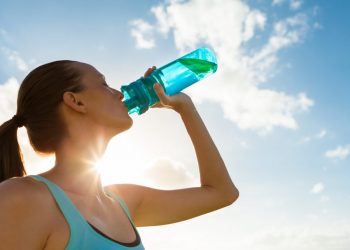 Pse dhemb stomaku nëse pini ujë me vrull esëll –