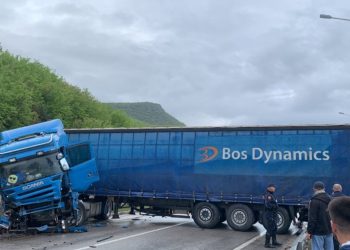 Drejtuesi humb kontrollin, kamioni bllokon rrugën Lin-Pogradec –