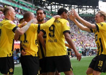 Dortmundi mposht Augsburgun dhe merr vendin e parë në Bundesligë –