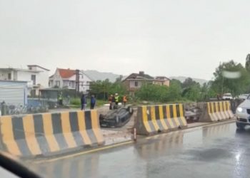 Aksident i frikshëm në Fushë-Krujë, përmbyset makina