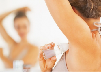 Pa kimikate? Ja çfarë duhet të keni parasysh kur blini deodorant ‘eco-friendly’ –