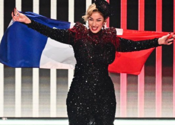 Tregoi gishtin e mesit në “Eurovision”, reagon këngëtarja e Francës –